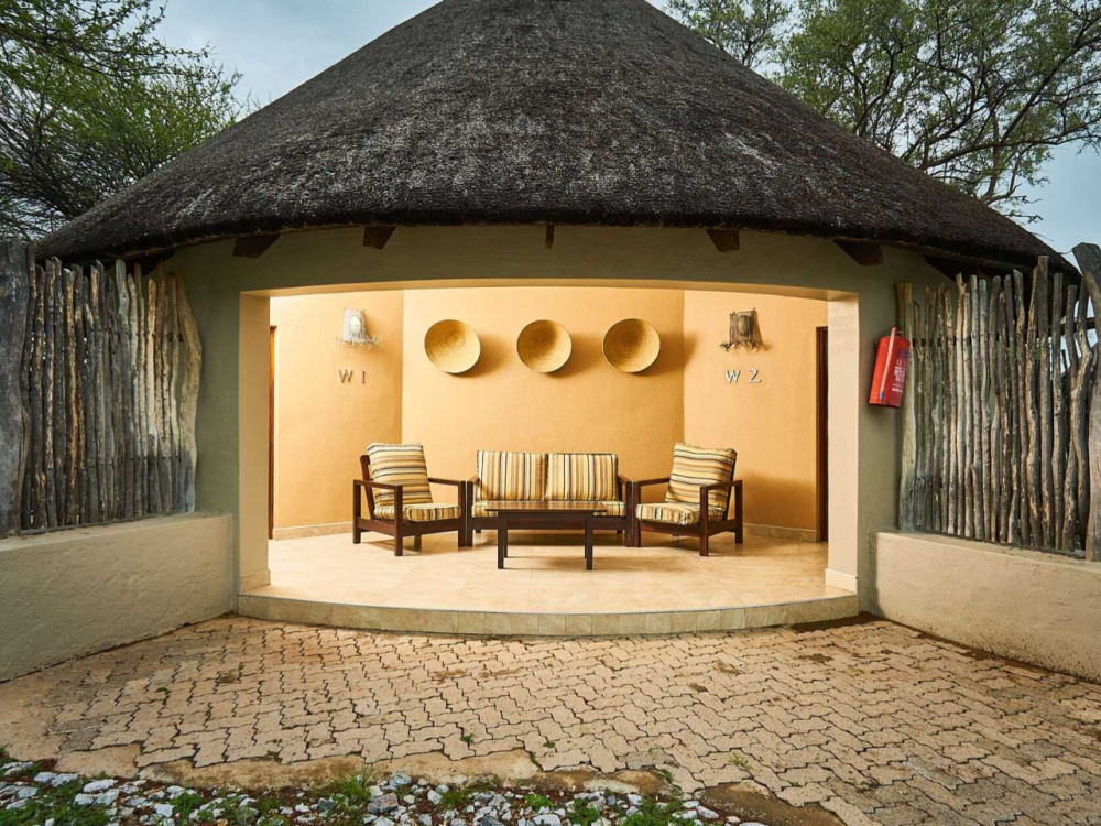 Okaukuejo Camp Waterhole Chalet Etosha Namibië - Undiscovered.nl