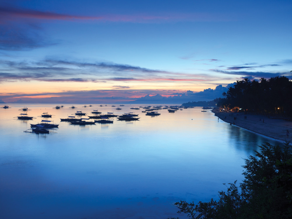 zee bootjes zonsondergang panglao beach filipijnen - Undiscovered.nl