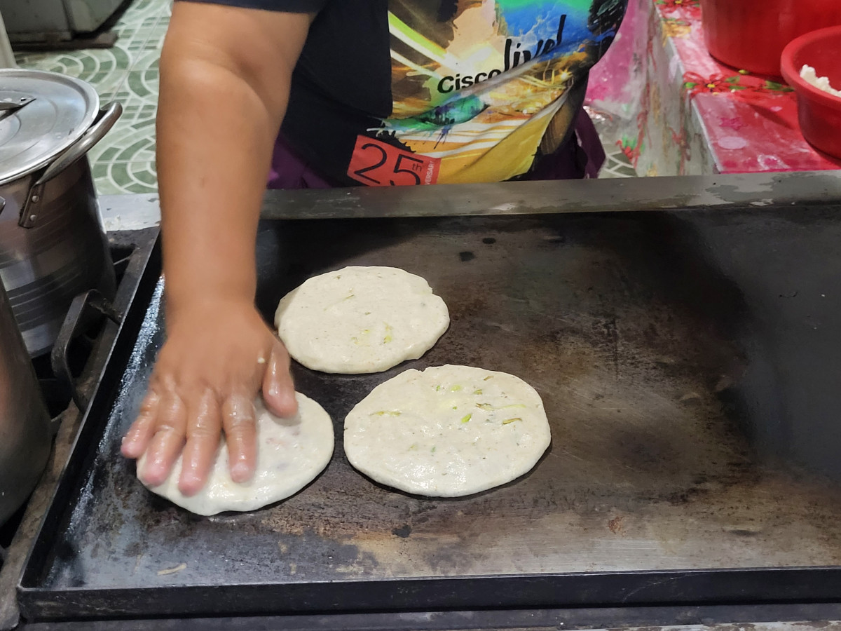 Pupusas eten in El Salvador - Undiscovered.nl