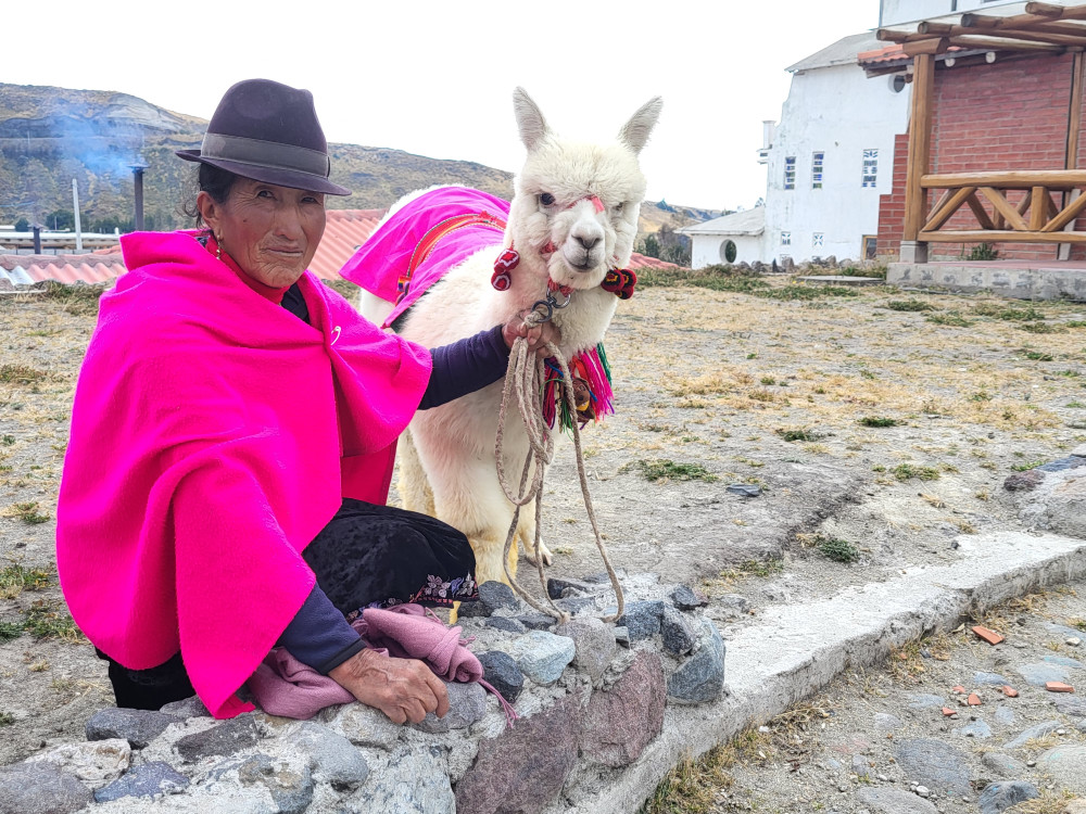 Vrouw met alpaca, Ecuador - Undiscovered.nl