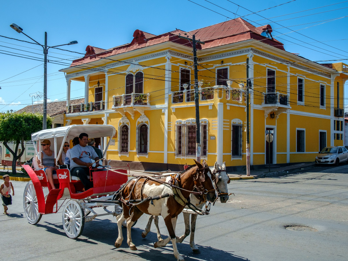 Paard en wagen in Granada, Nicaragua - Undiscovered.nl