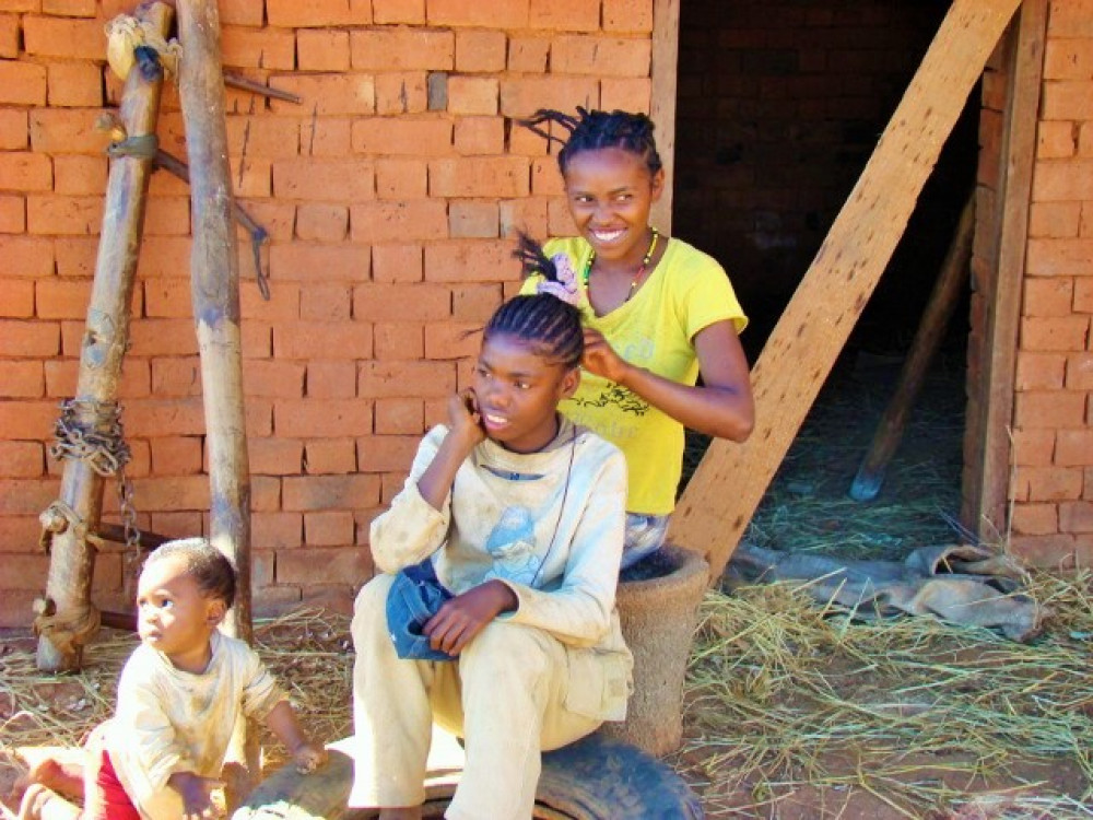 Meisjes in dorp, Antsirabe, Madagsacar - Undiscovered.nl