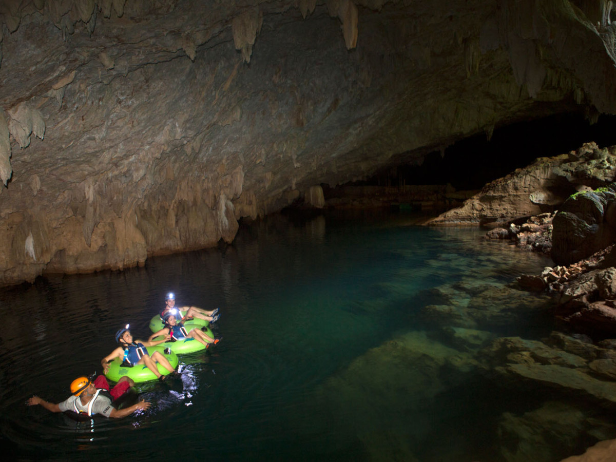 Tubing in grot, Cayo District, Belize - Undiscovered.nl