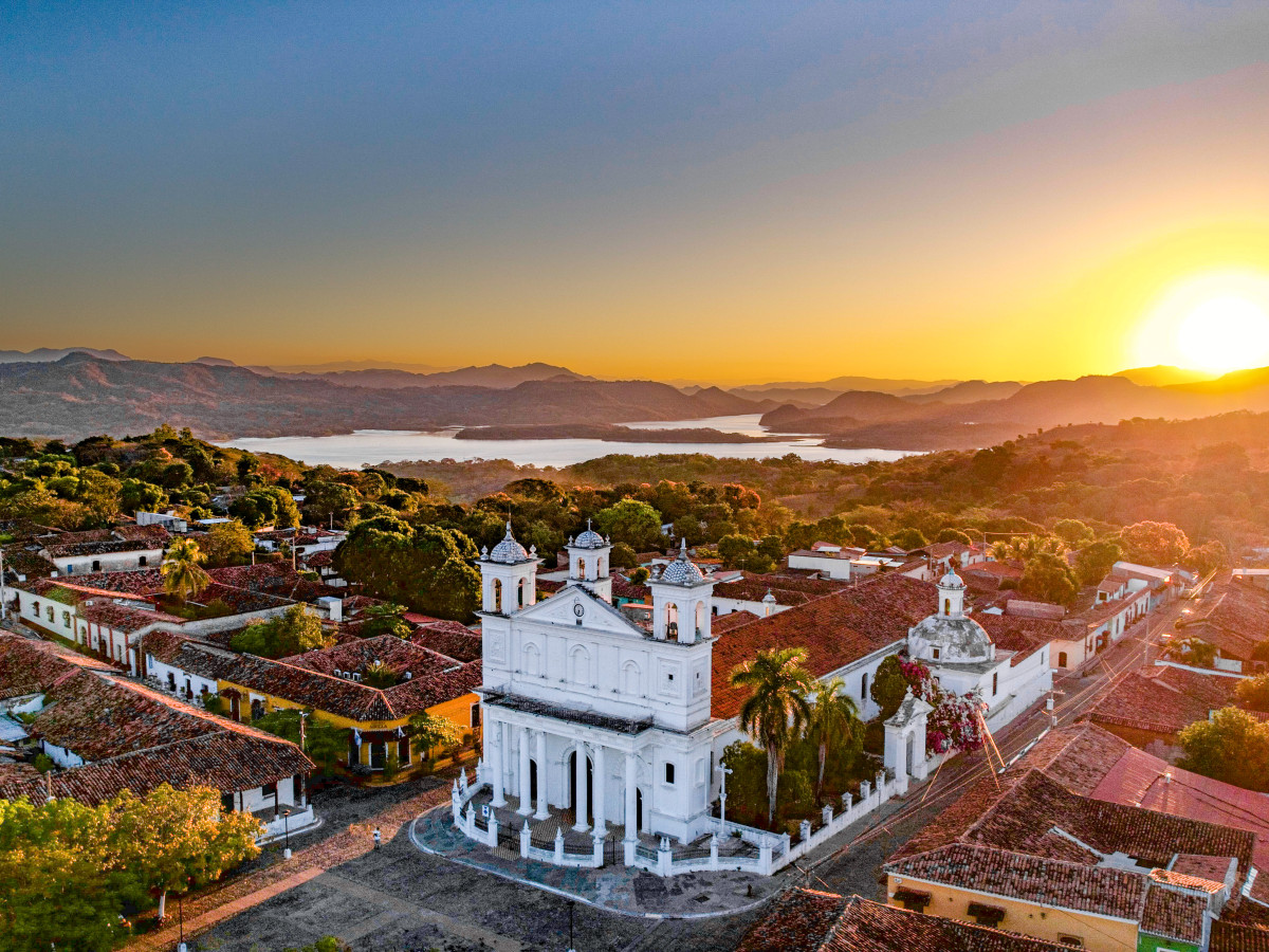 Iglesia Santa Lucia in Suchitoto, El Salvador - Undiscovered.nl
