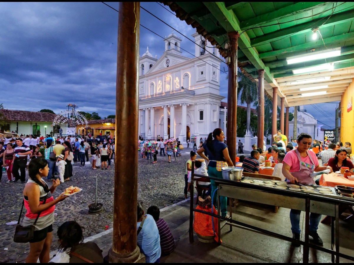 Iglesia Santa Lucia en centrale plein in Suchitoto El Salvador - Undiscovered.nl