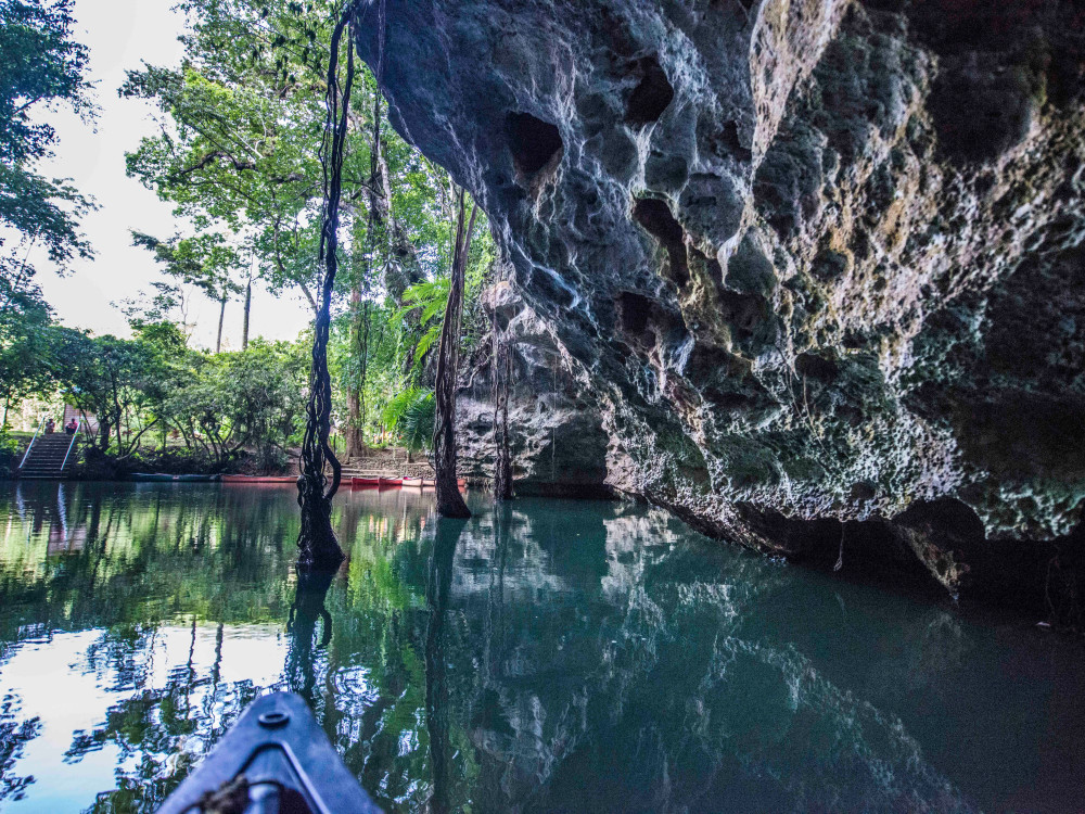 Kayaken Belize Barton Creek grot - Undiscovered.nl