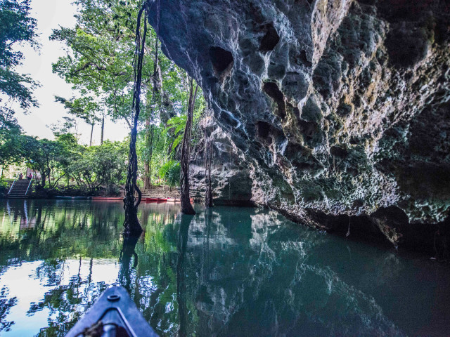 Kayaken Belize Barton Creek grot - Undiscovered.nl