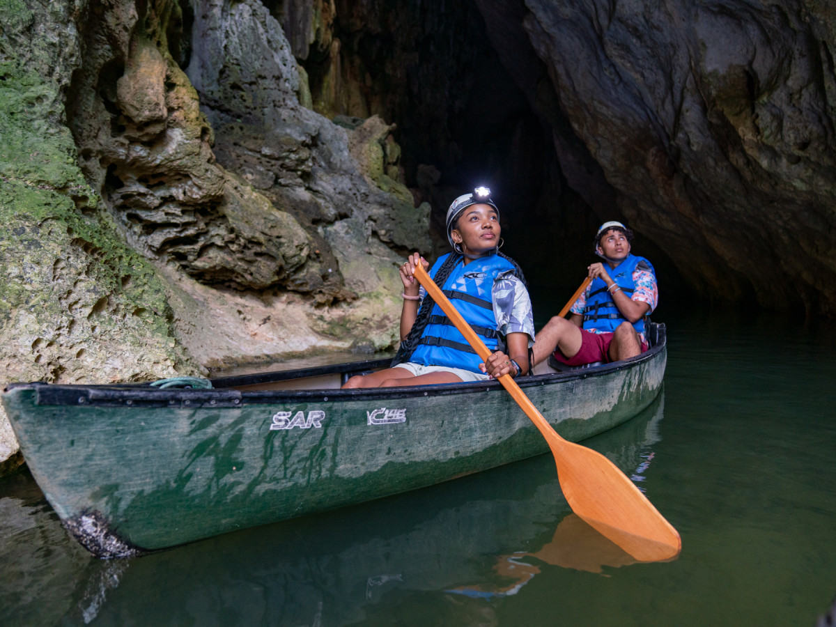 Kajakken bij Barton Creek Cave, Belize - Undiscovered.nl