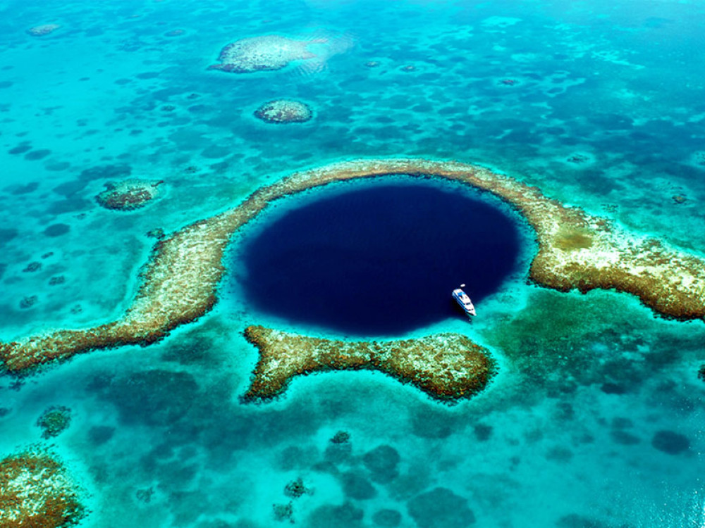 Blue Hole Ambergris Caye Belize - Undiscovered.nl
