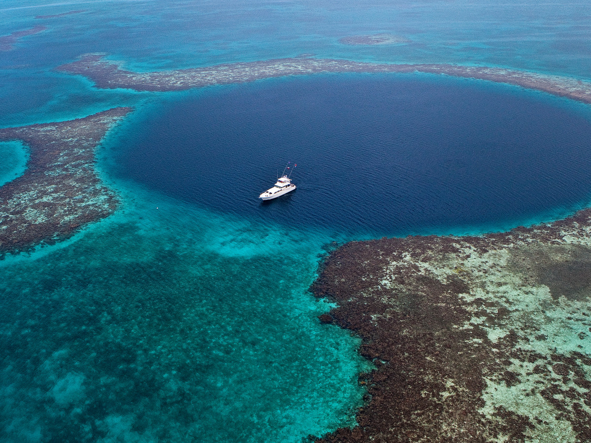 Blue Hole Ambergris Caye Belize - Undiscovered.nl