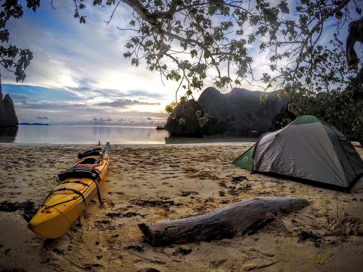 camping tribal adventures strand tent palawan filipijnen - Undiscovered.nl