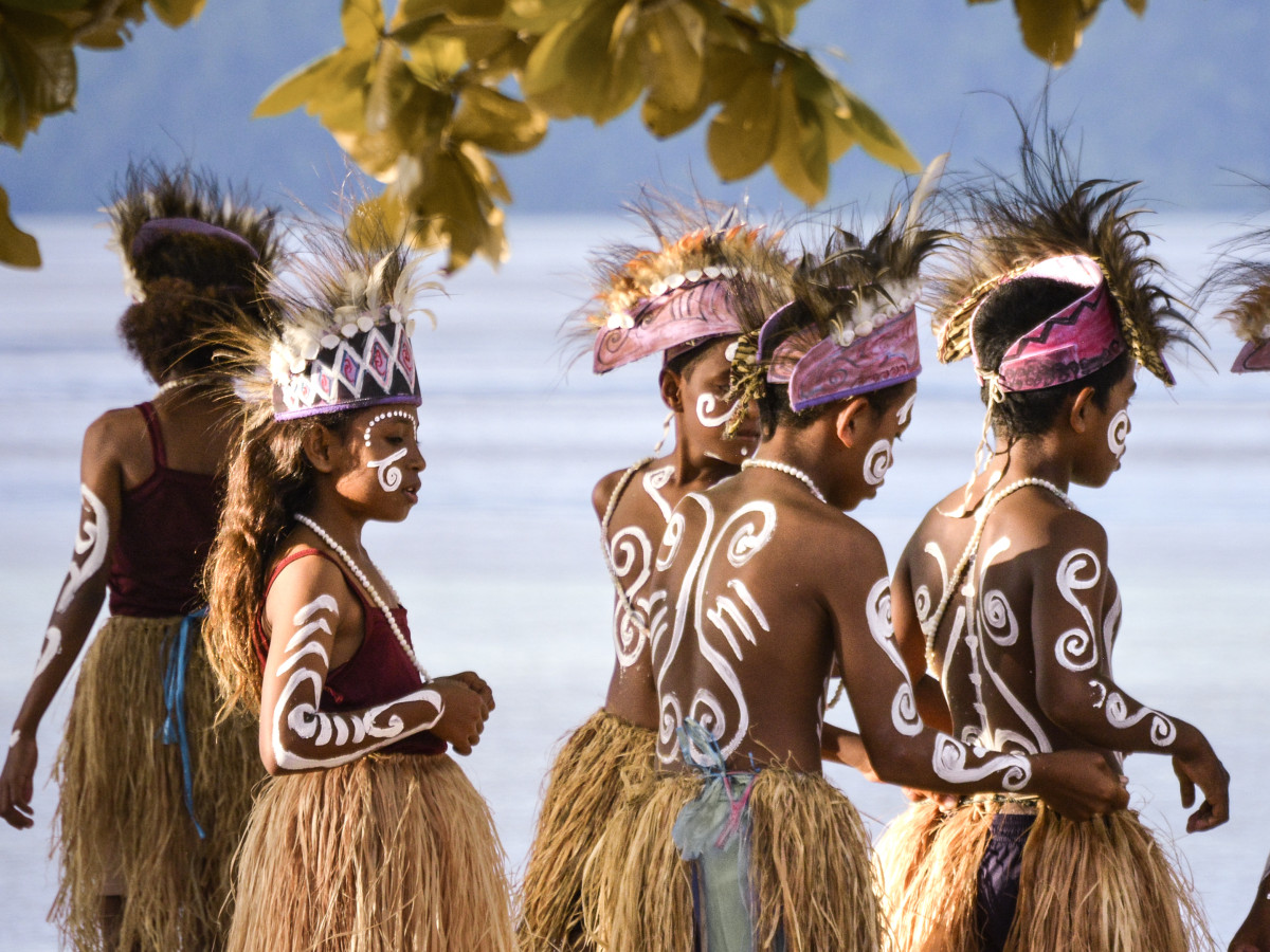 Traditional dance op Arborek door Iris Uijttewaal - Undiscovered.nl