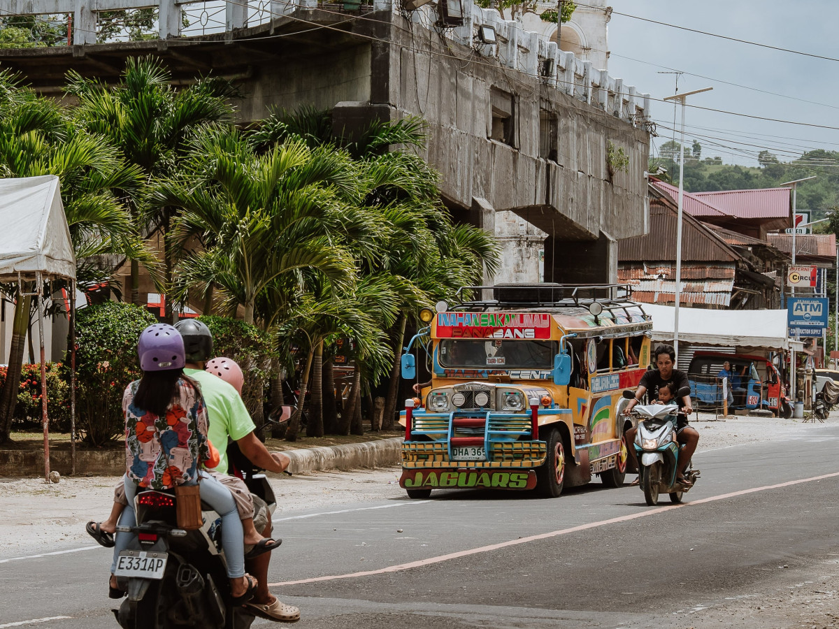 Locals op de scooter op Loboc, Bohol, Filipijnen - Undiscovered.nl