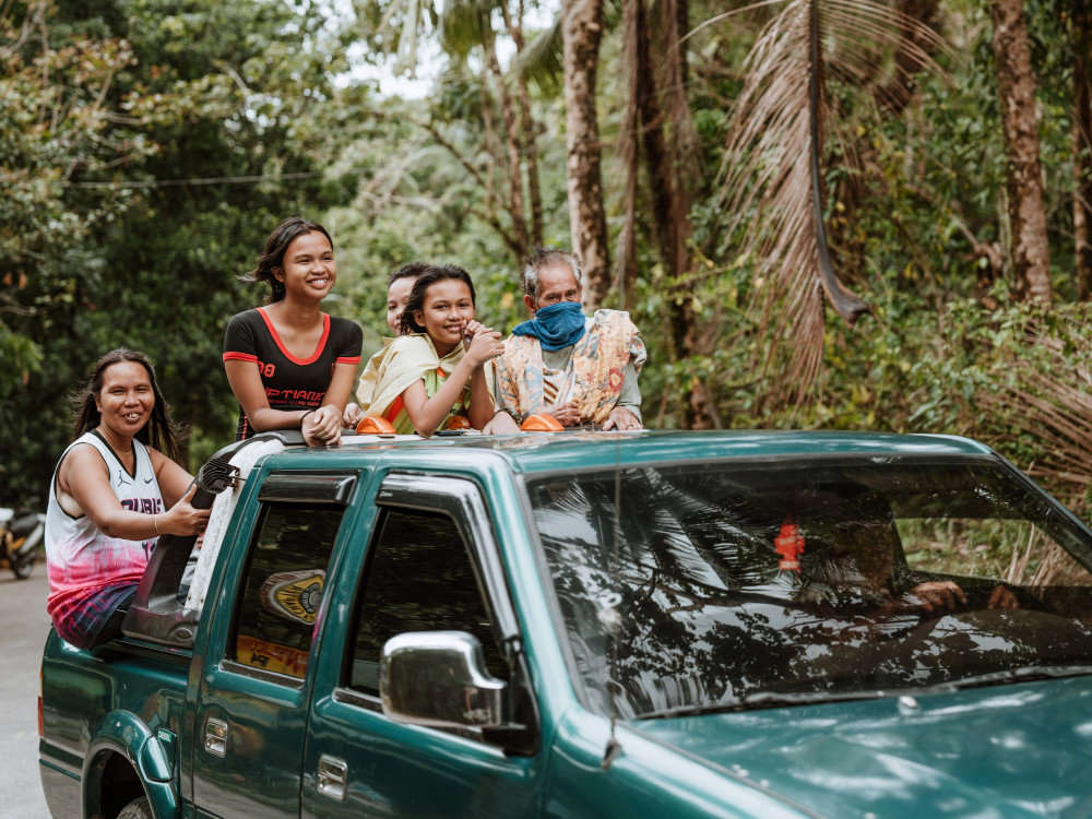 Locals in de auto op Camiguin, Filipijnen - Undiscovered.nl