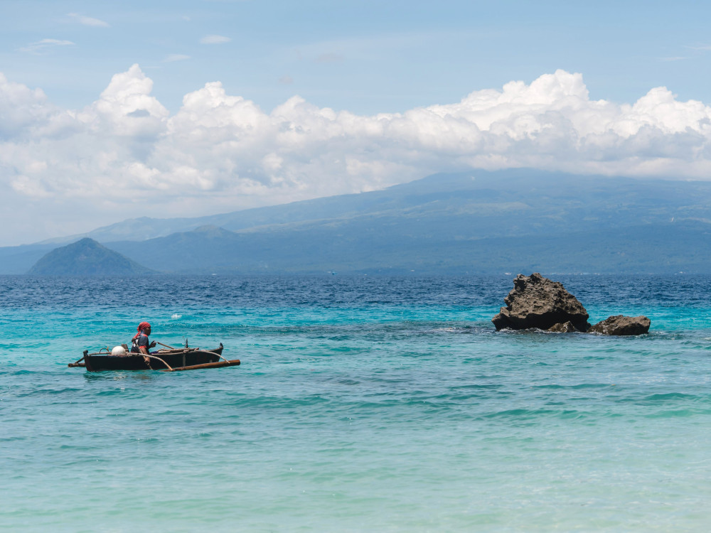 Local in een Filipijnse bangka bij Guinsiliban Aqua Marine Park, Camiguin, Filipijnen - Undiscovered.nl