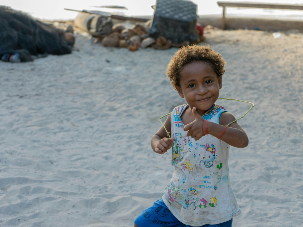Kind op het strand in Papoea - Undiscovered.nl