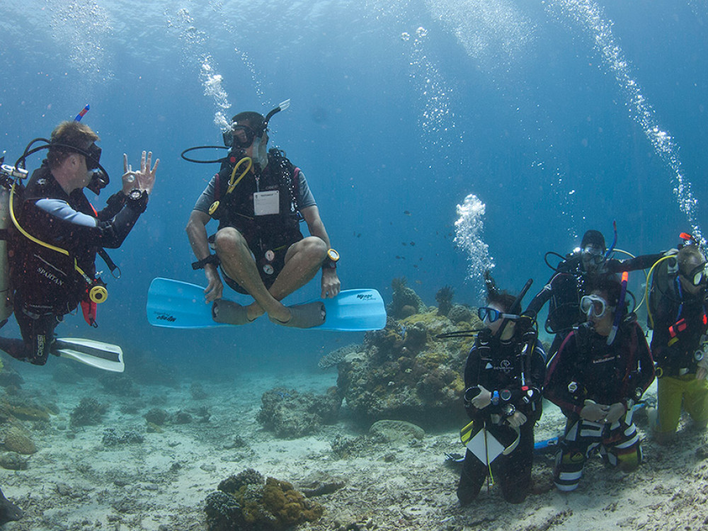 duiken onder water Filipijnen - Undiscovered.nl