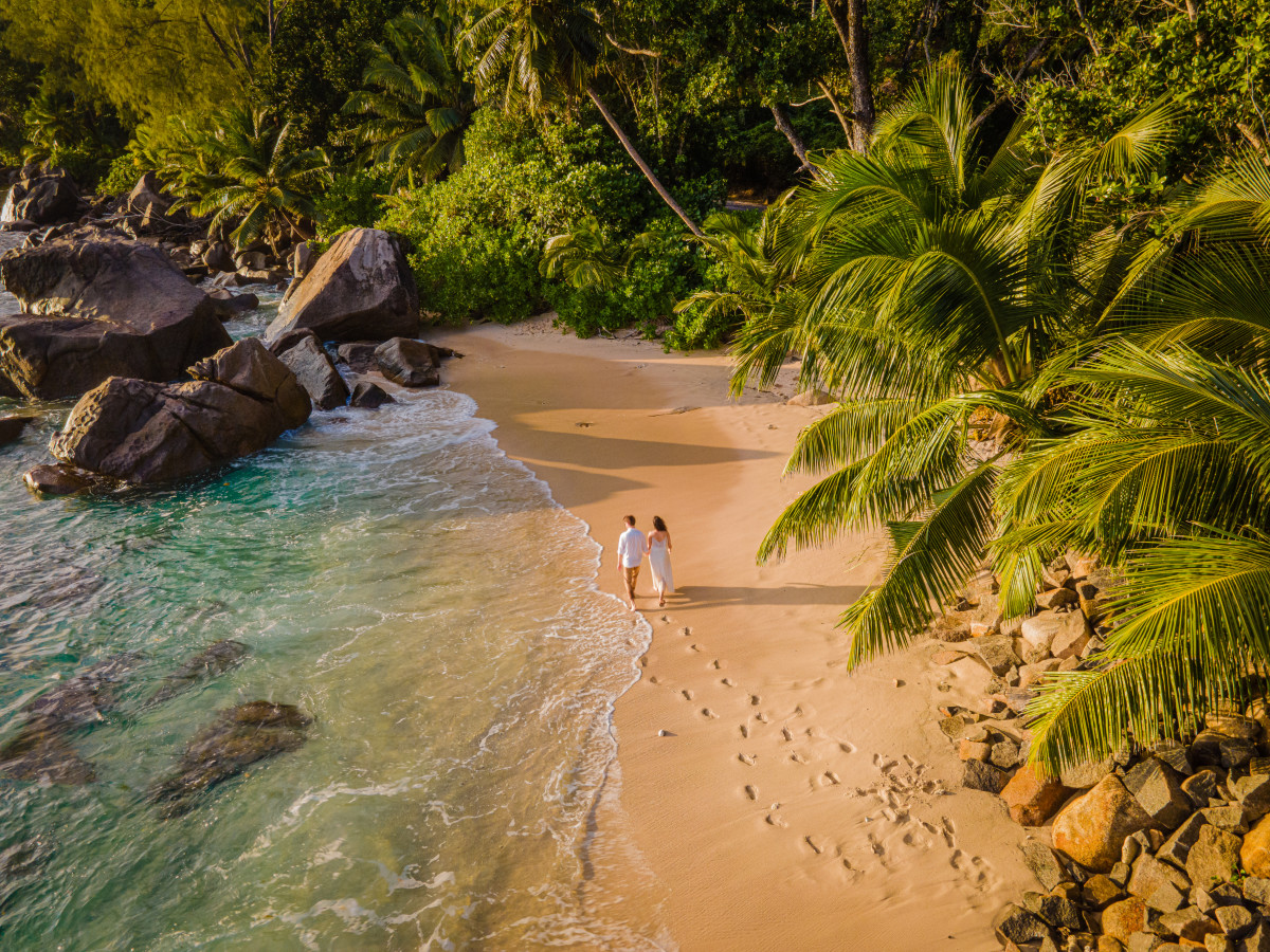 Anse Takamaka Beach Mahé Seychellen - Undiscovered.nl