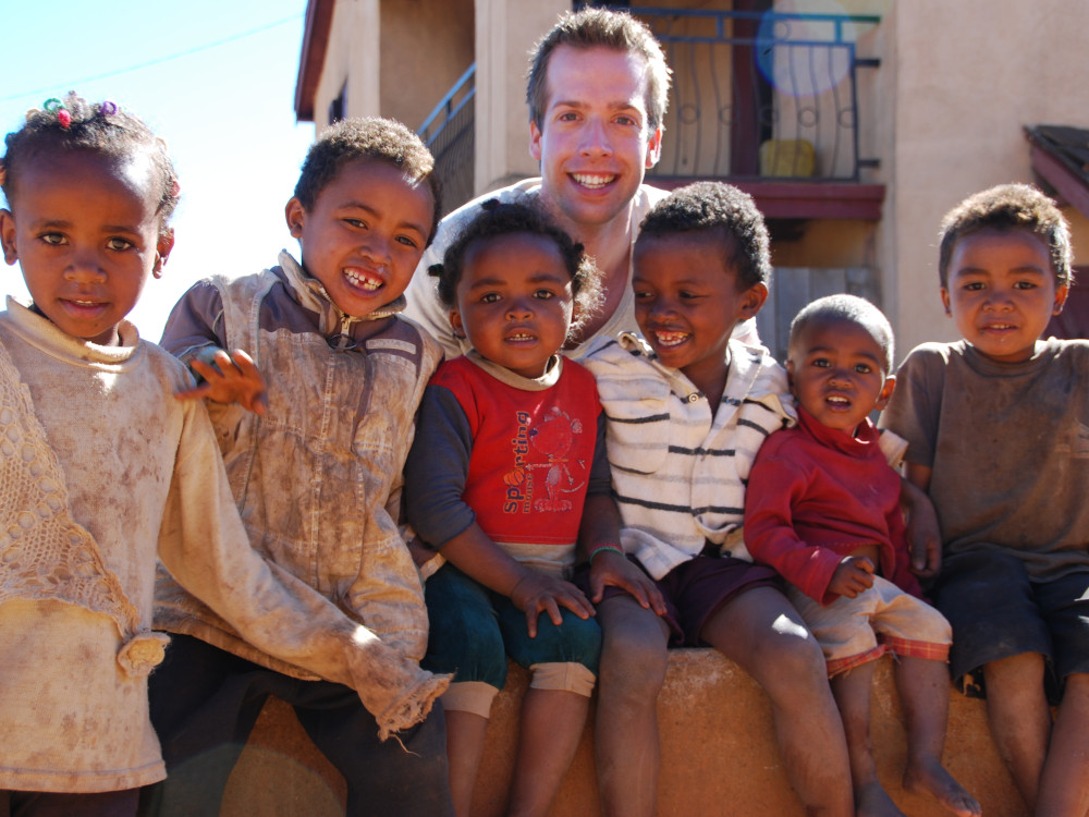 Op de foto met kinderen in Madagascar - Undiscovered.nl