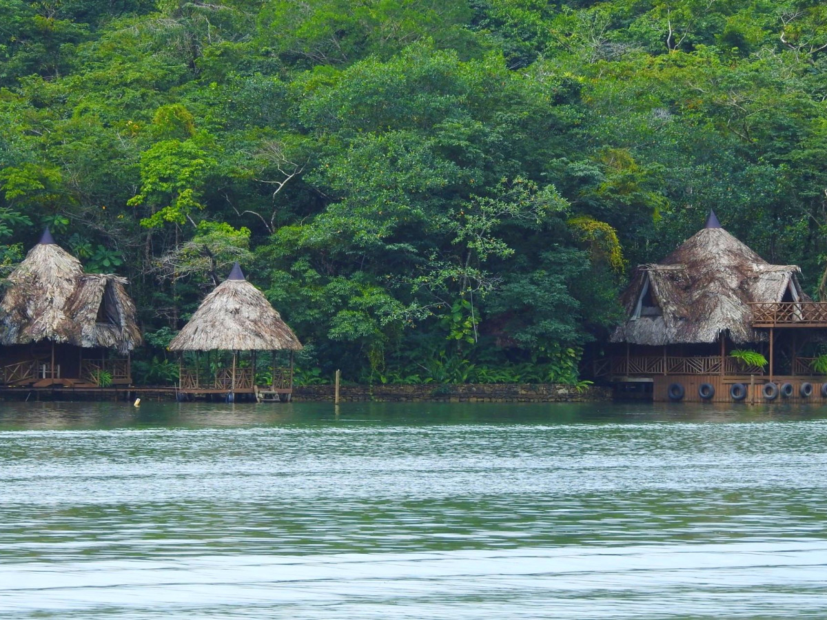 Houten huisjes Rio Dulce, Guatemala - Undiscovered.nl