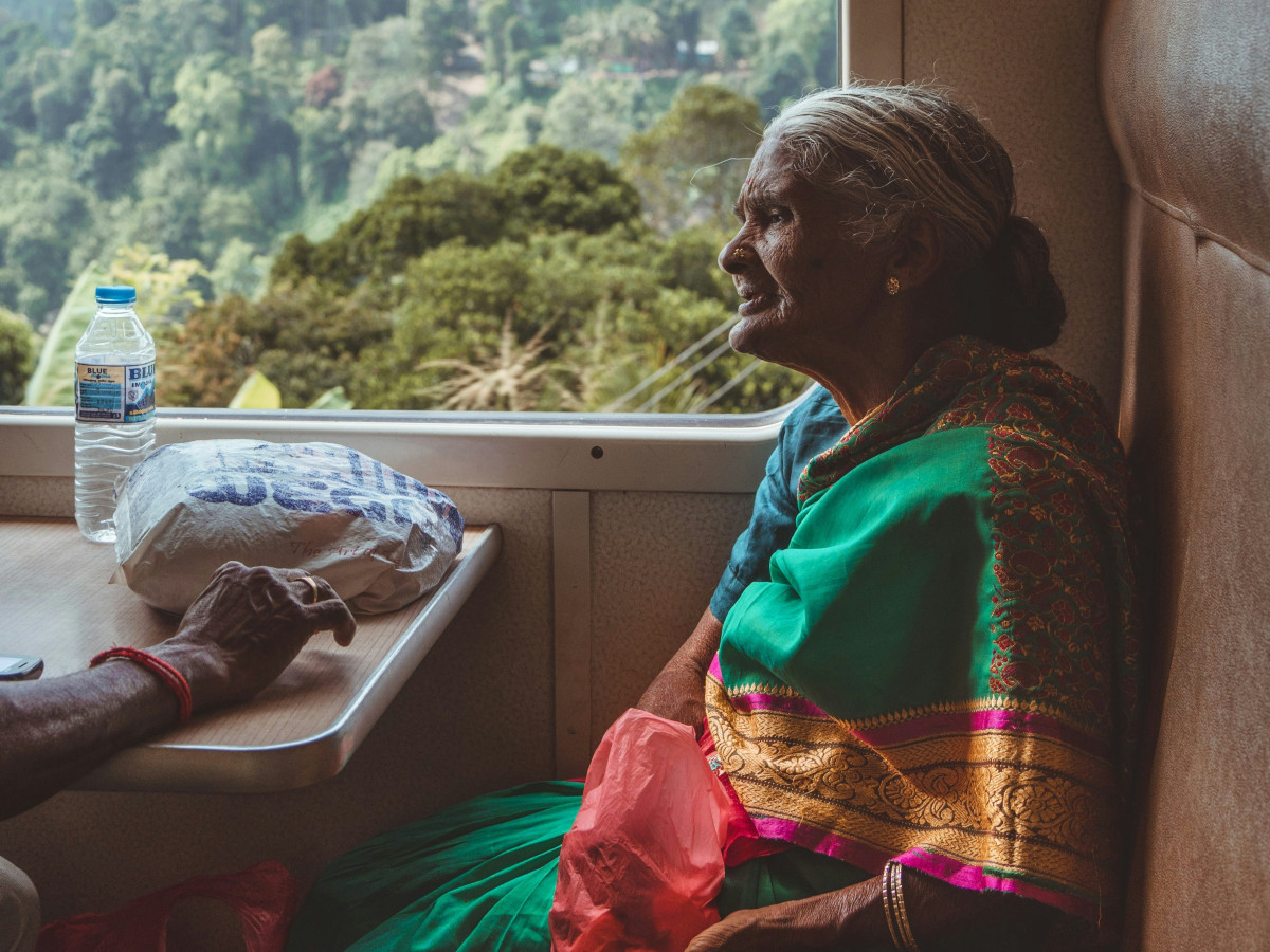 Vrouw in trein bij Ella in Sri Lanka - Undiscovered.nl
