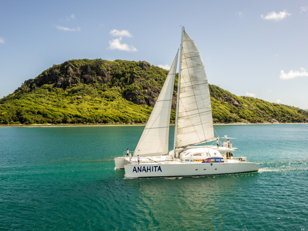 Catamaran in Sainte Anne Marine National Park, Seychellen - Undiscovered.nl