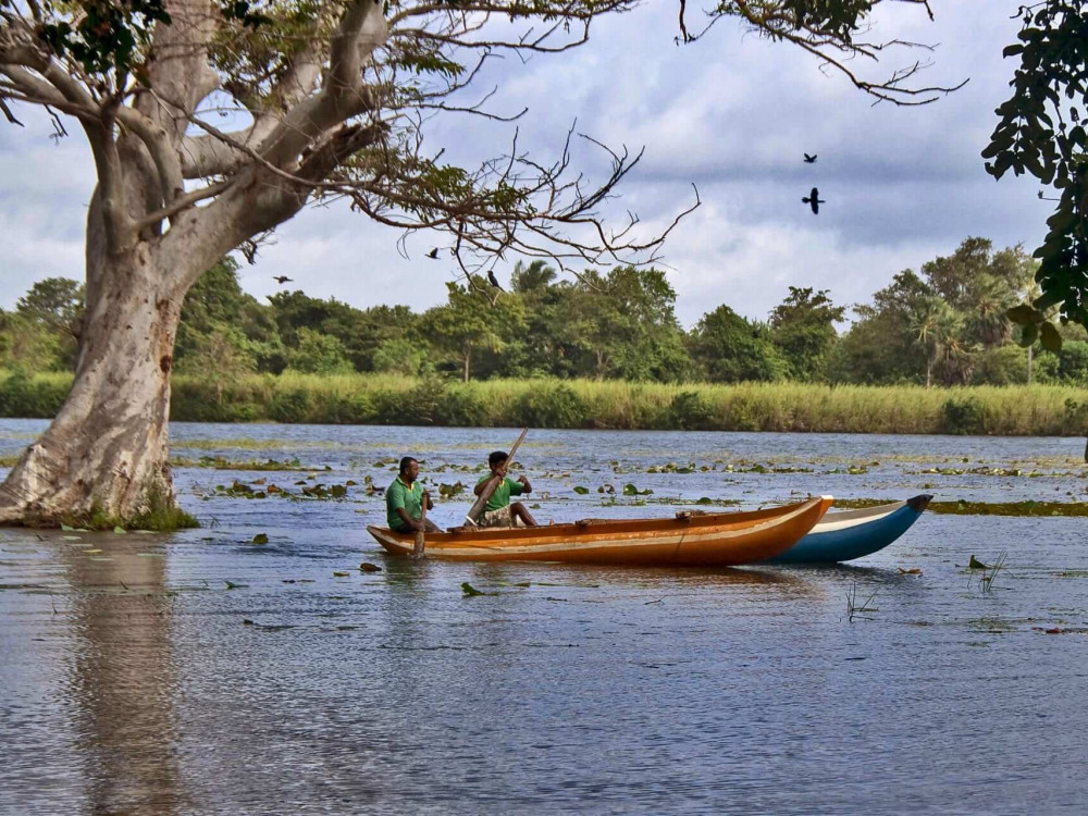 Lokale bevolking van Hiriwadunna op een boot, Sri Lanka - Undiscovered.nl