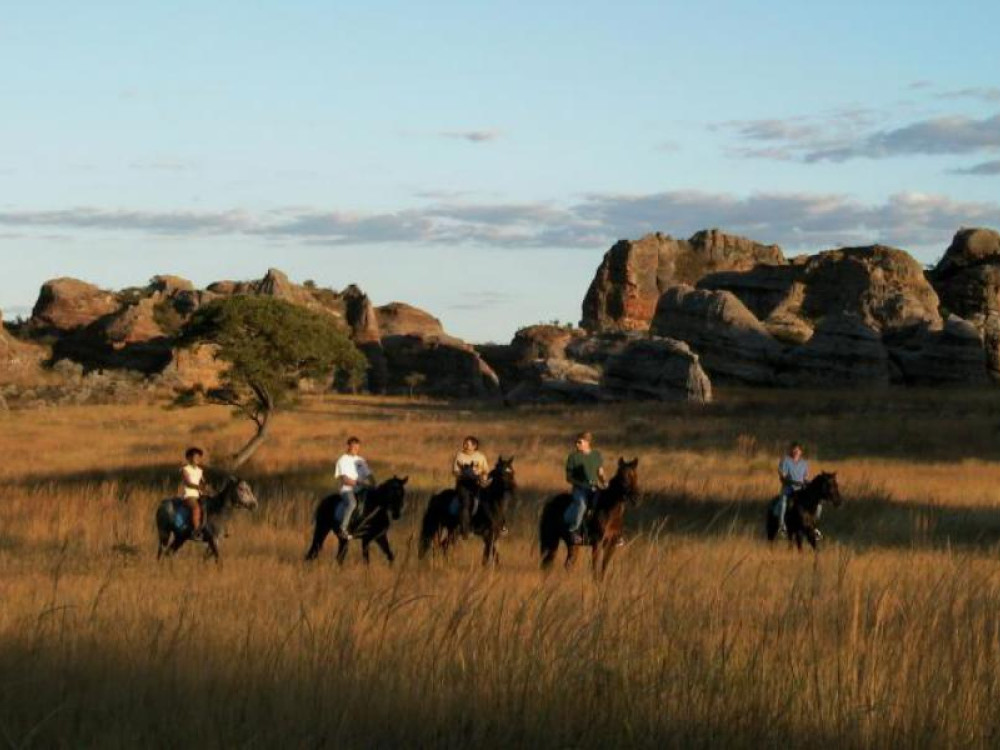 Mensen op paarden in Madagascar - Undiscovered.nl