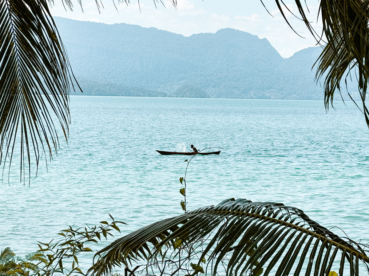Vissersbootje in Triton Bay, West-Papoea - Undiscovered.nl