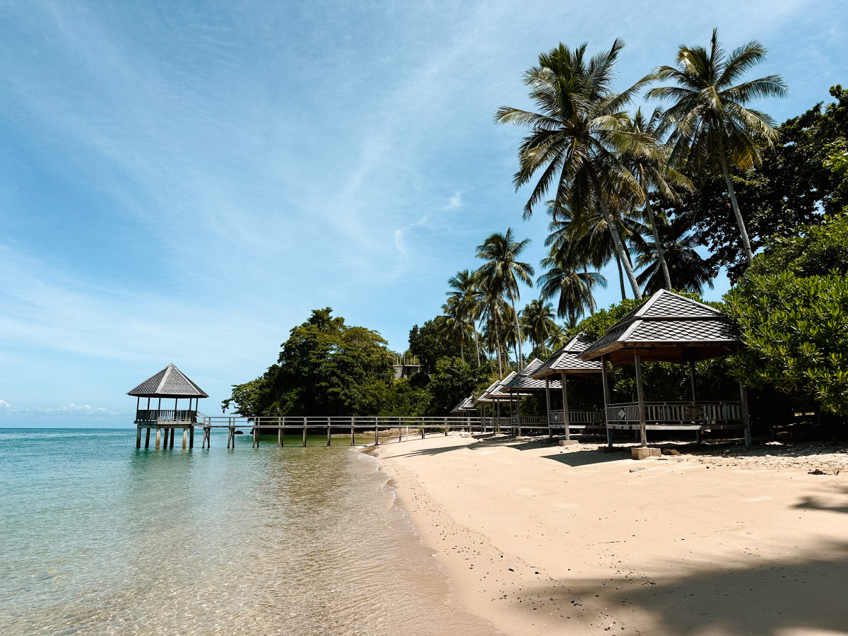 Lokaal strand nabij Kaimana, West-Papoea - Undiscovered.nl