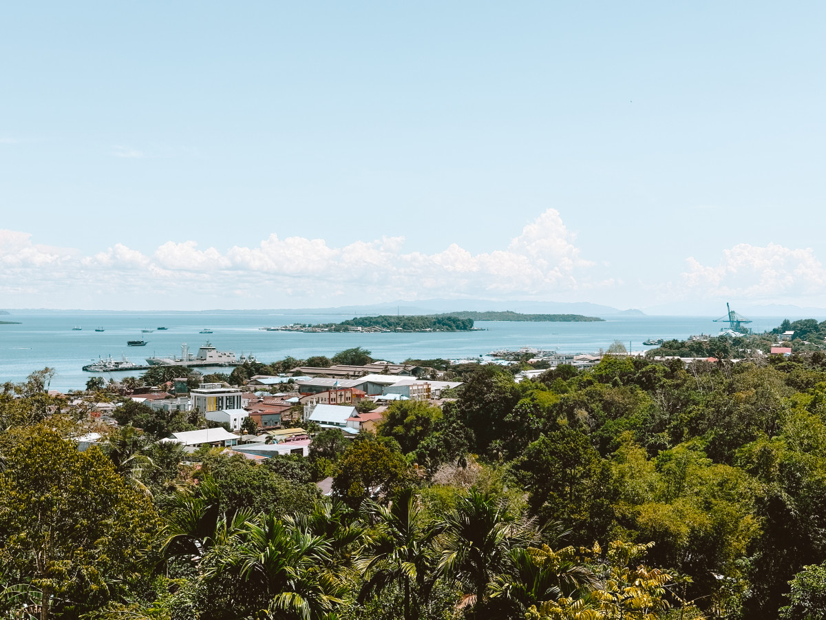 Uitzicht over Sorong, West-Papoea - Undiscovered.nl