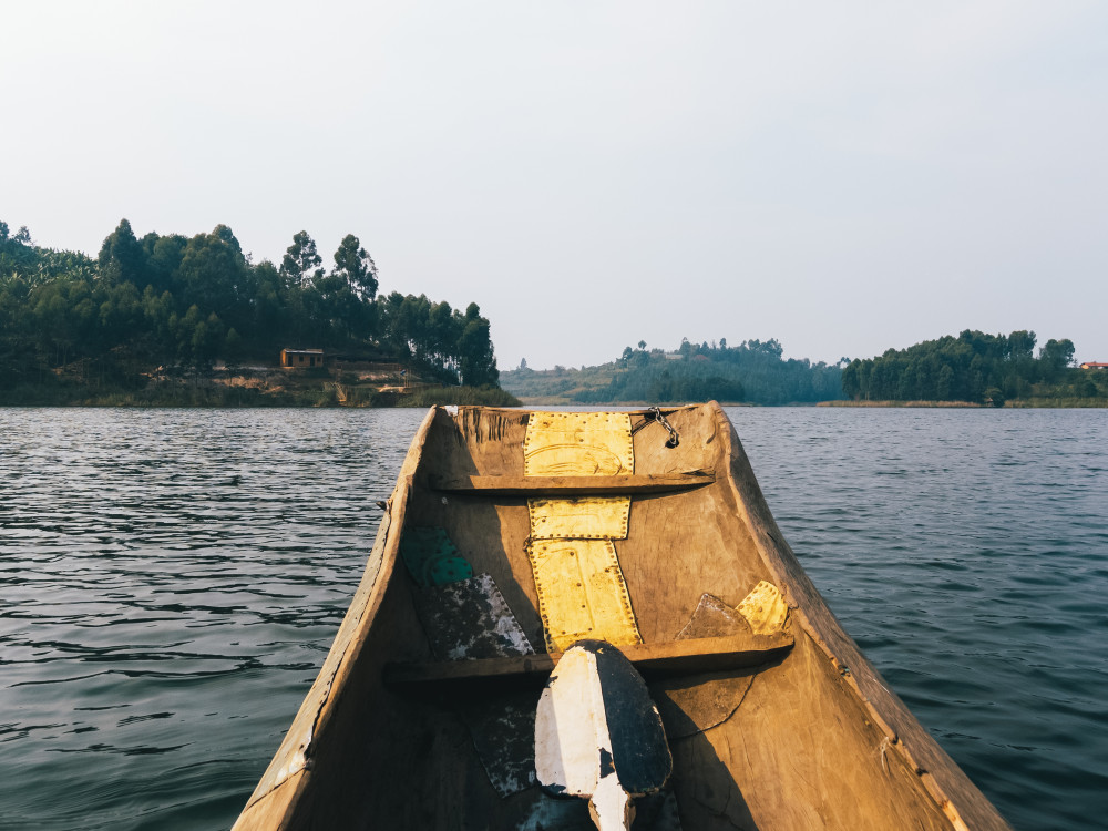 Kano op Lake Bunyonyi, Oeganda - Undiscovered.nl