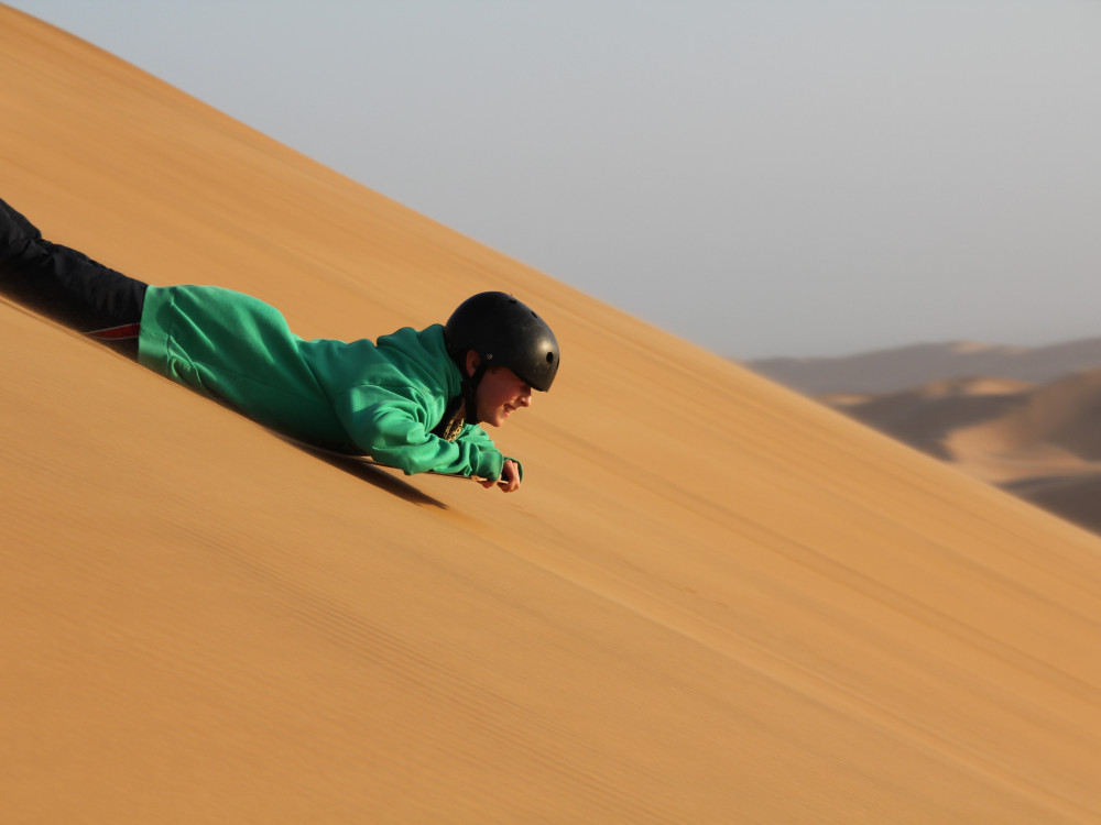 Sandboarden in Swakopmund, Namibië - Undiscovered.nl