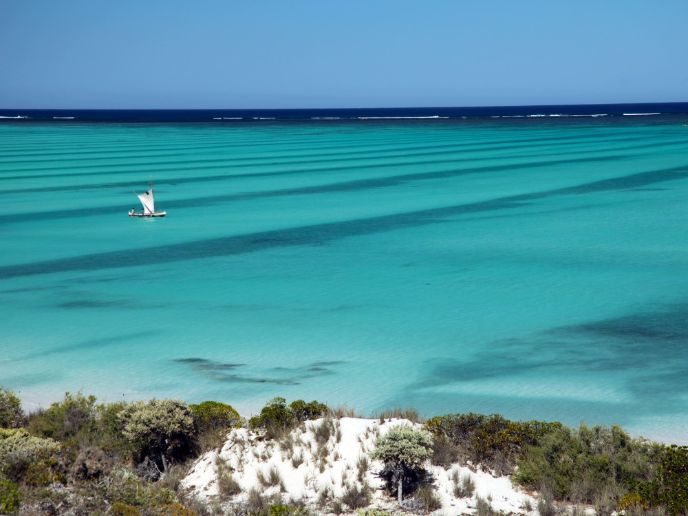 Helderblauwe zee, Madagascar - Undiscovered.nl