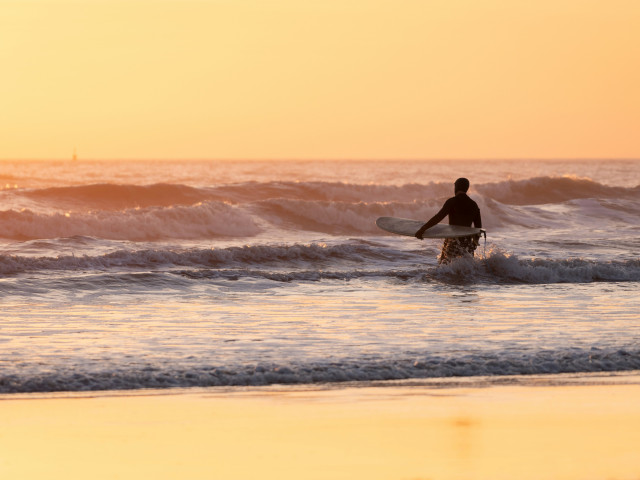 Surfen met zonsondergang - Undiscovered.nl