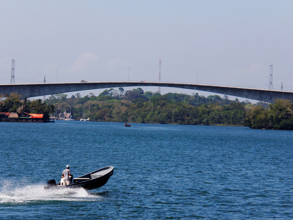 Uitzicht op brug in Guatemala - Undiscovered.nl