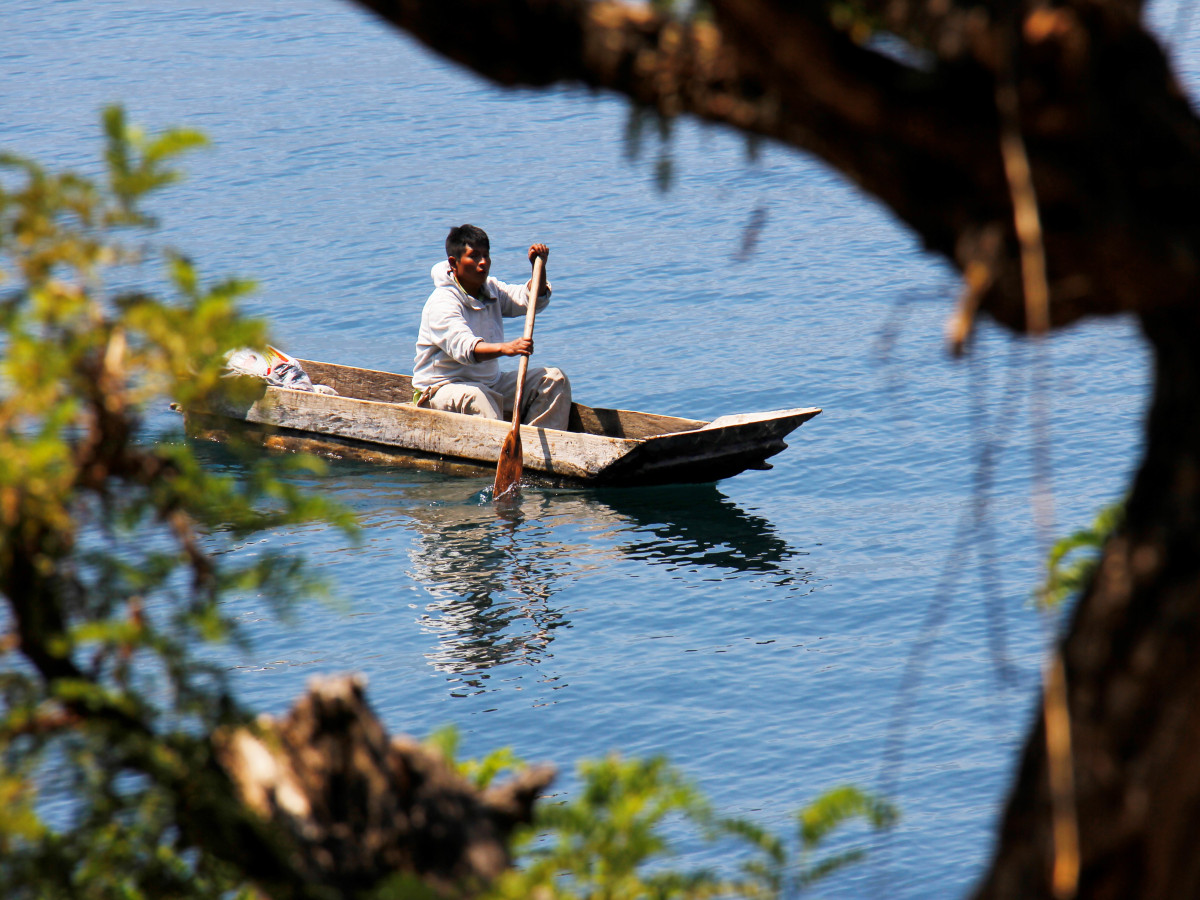 Bootje varen op Lake Atitlan Guatemala - Undiscovered.nl