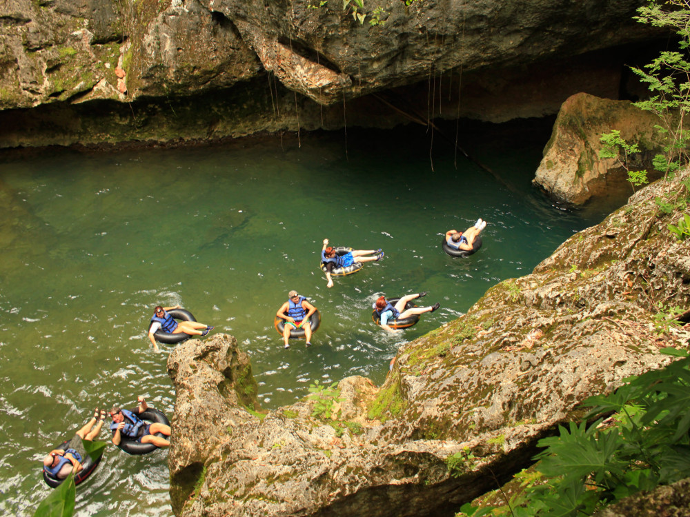 Tubing in grot, Cayo District, Belize - Undiscovered.nl