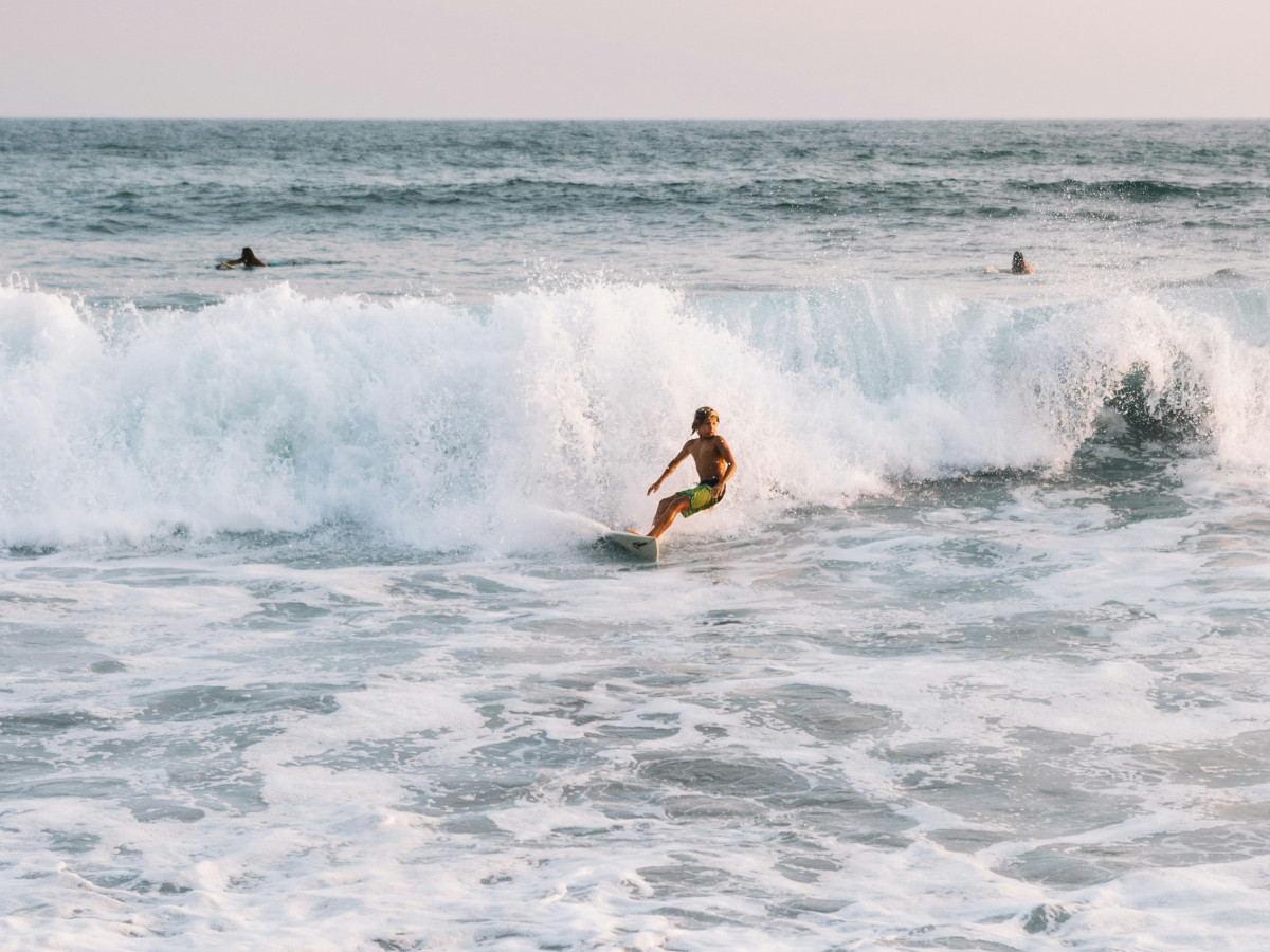 Kind aan het surfen in El Salvador - Undiscovered.nl