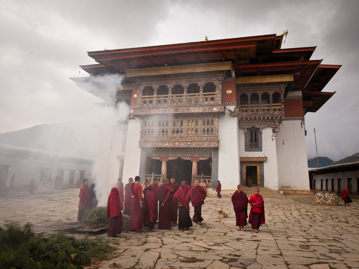 Monniken Gangtey klooster Gangtey Bhutan - Undiscovered.nl