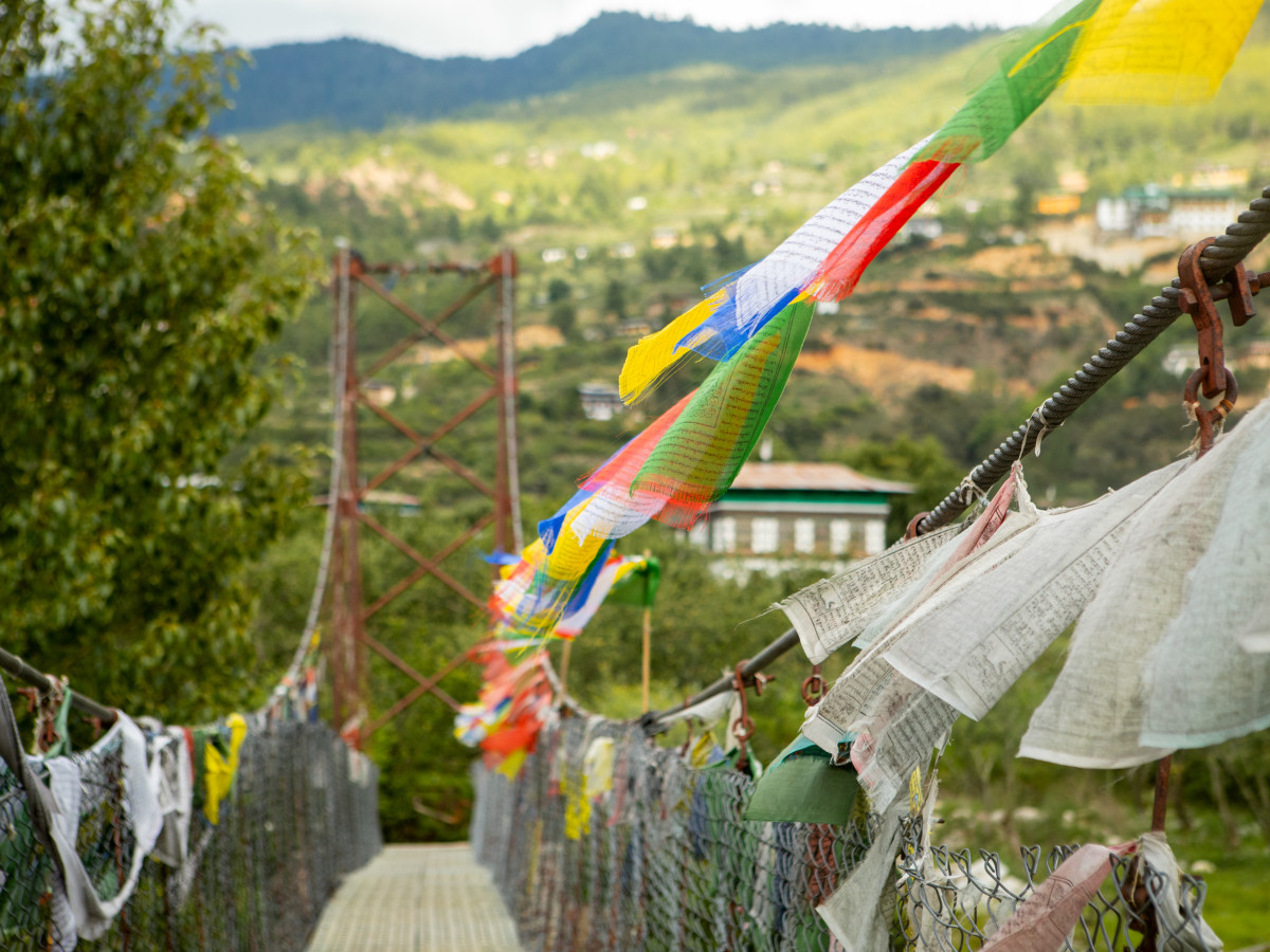 Vlaggetjes bij een brug in Paro, Bhutan - Undiscovered.nl