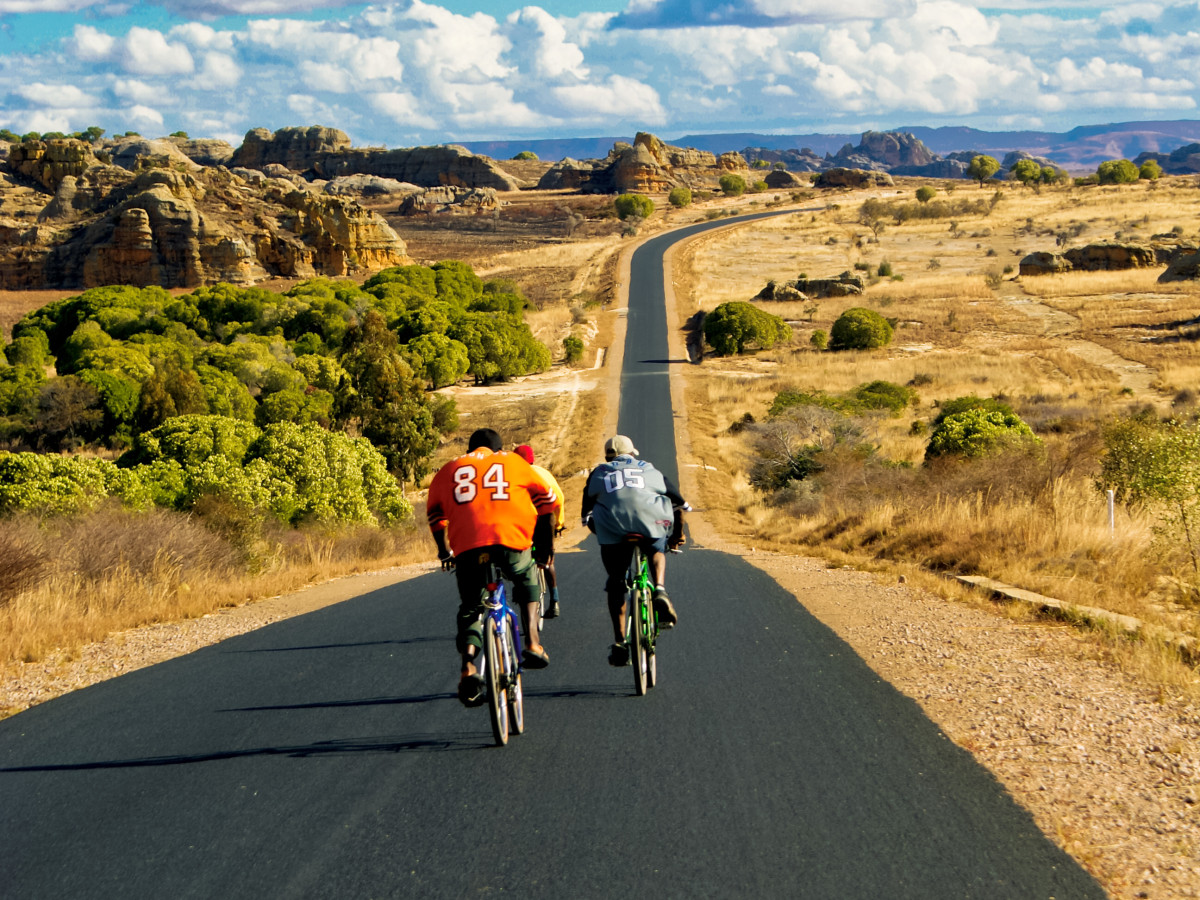 Fietsers in Madagascar - Undiscovered.nl