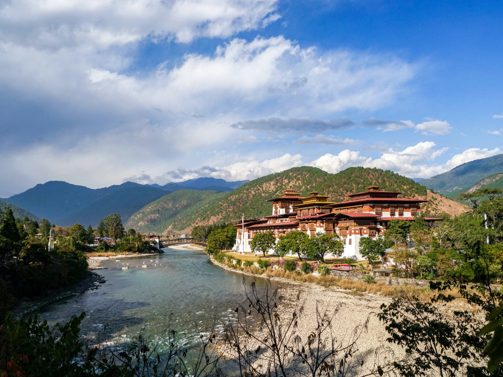 Uitzicht tempel in Bhutan - Undiscovered.nl