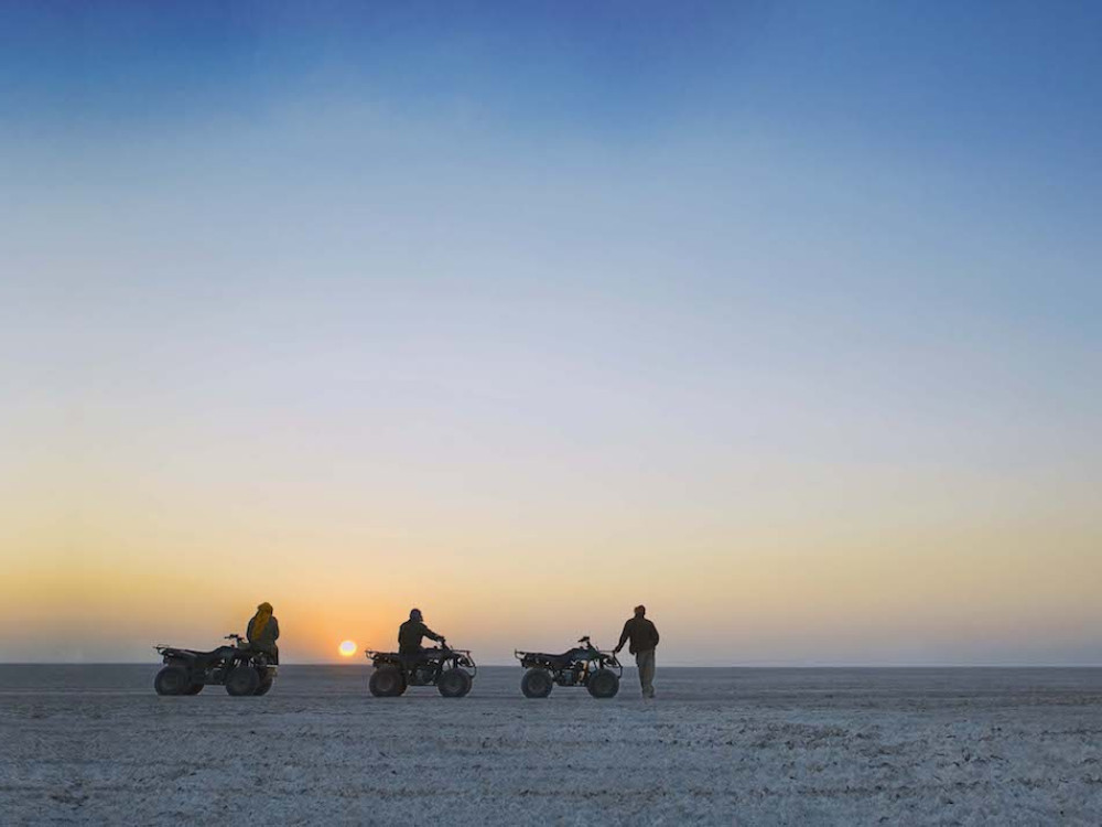 Quadbiking planet baobab Makgadikgadi Pans Botswana - Undiscovered.nl