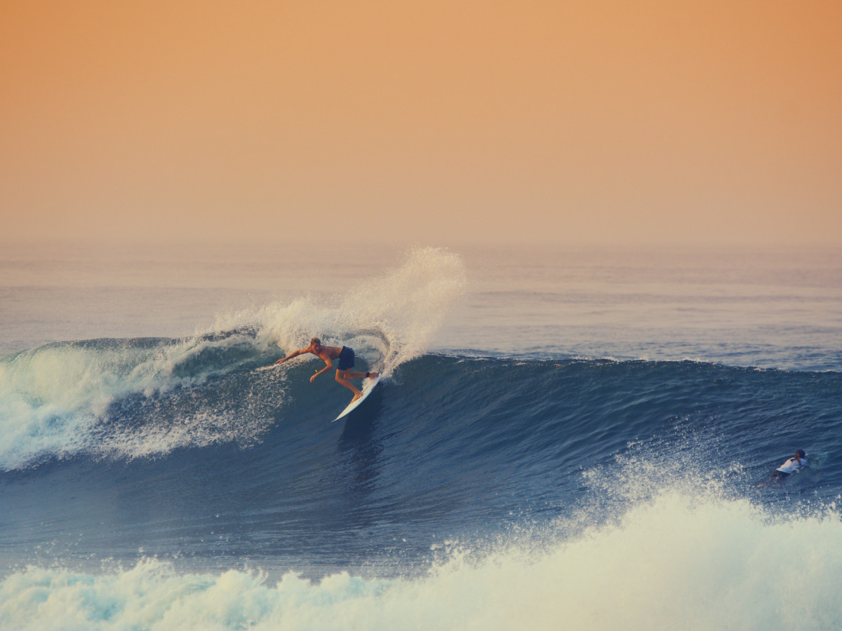 Surfer in El Tunco, El Salvador - Undiscovered.nl