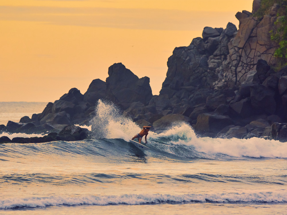Surfer bij Playa Las Flores San Miguel, El Salvador - Undiscovered.nl