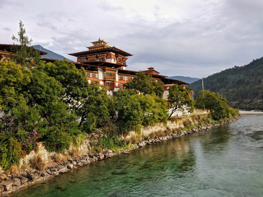 Uitzicht op tempel, Bhutan - Undiscovered.nl