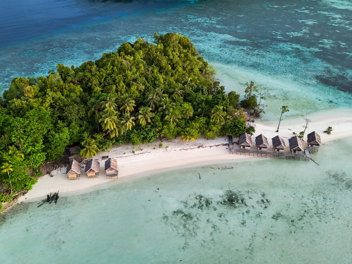 Dronebeeld van homestays op Kri Island, Raja Ampat - Undiscovered.nl