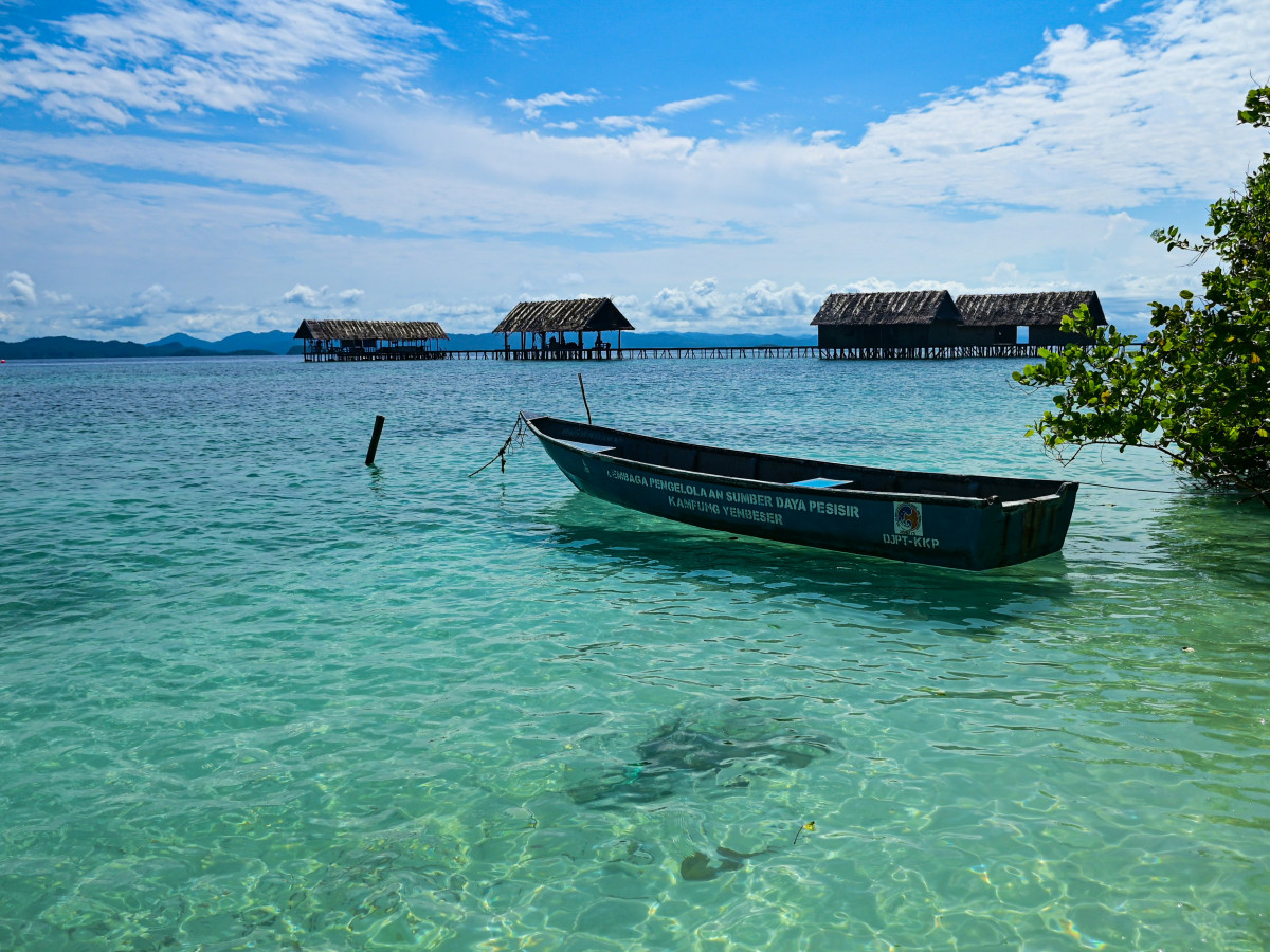 Bootje in Raja Ampat, Oost-Indonesië - Undiscovered.nl