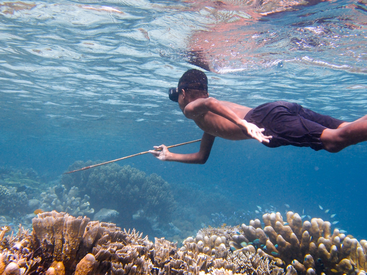Kind aan het speervissen in Raja Ampat, door Iris Uijttewaal - Undiscovered.nl